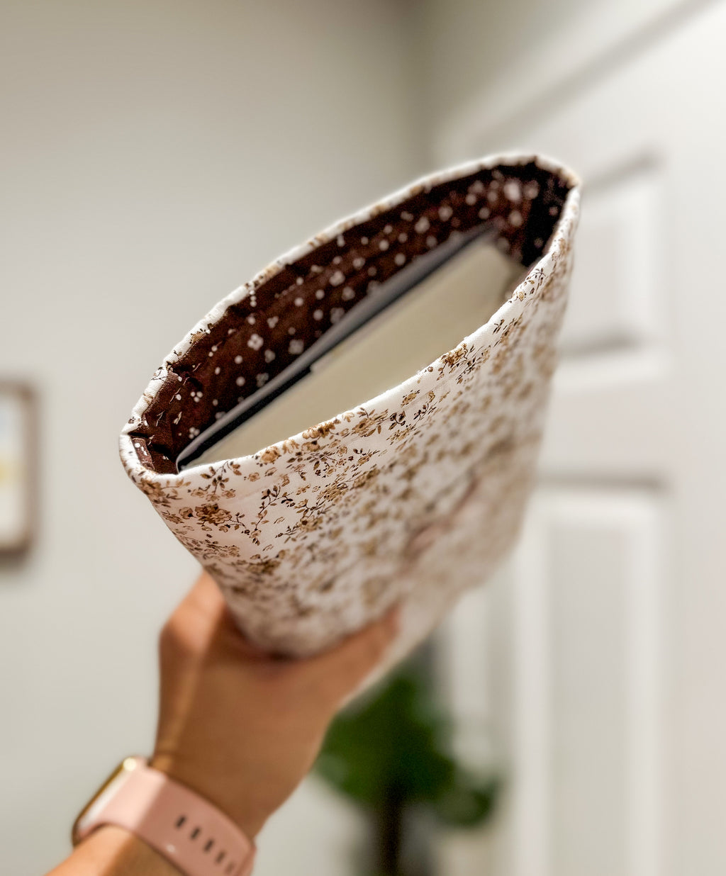The Rustic Romance Small/Medium Book Sleeve