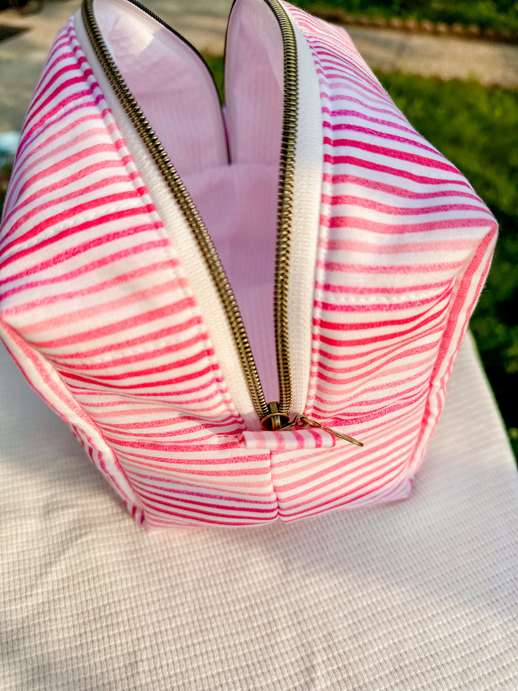 The Lipstick Lines Makeup Bag (Limited-Edition)